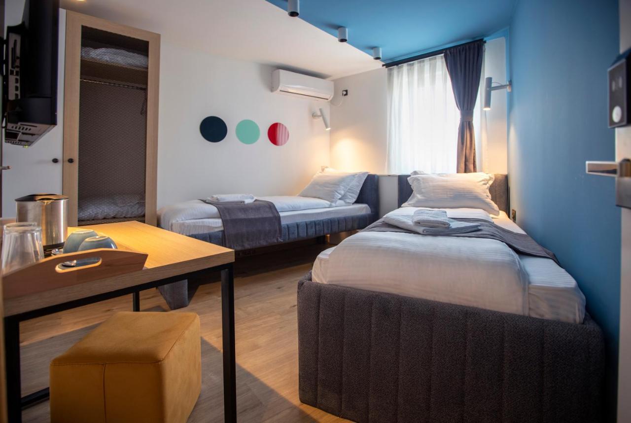 Hotel 4 Llulla Prisztina Zewnętrze zdjęcie