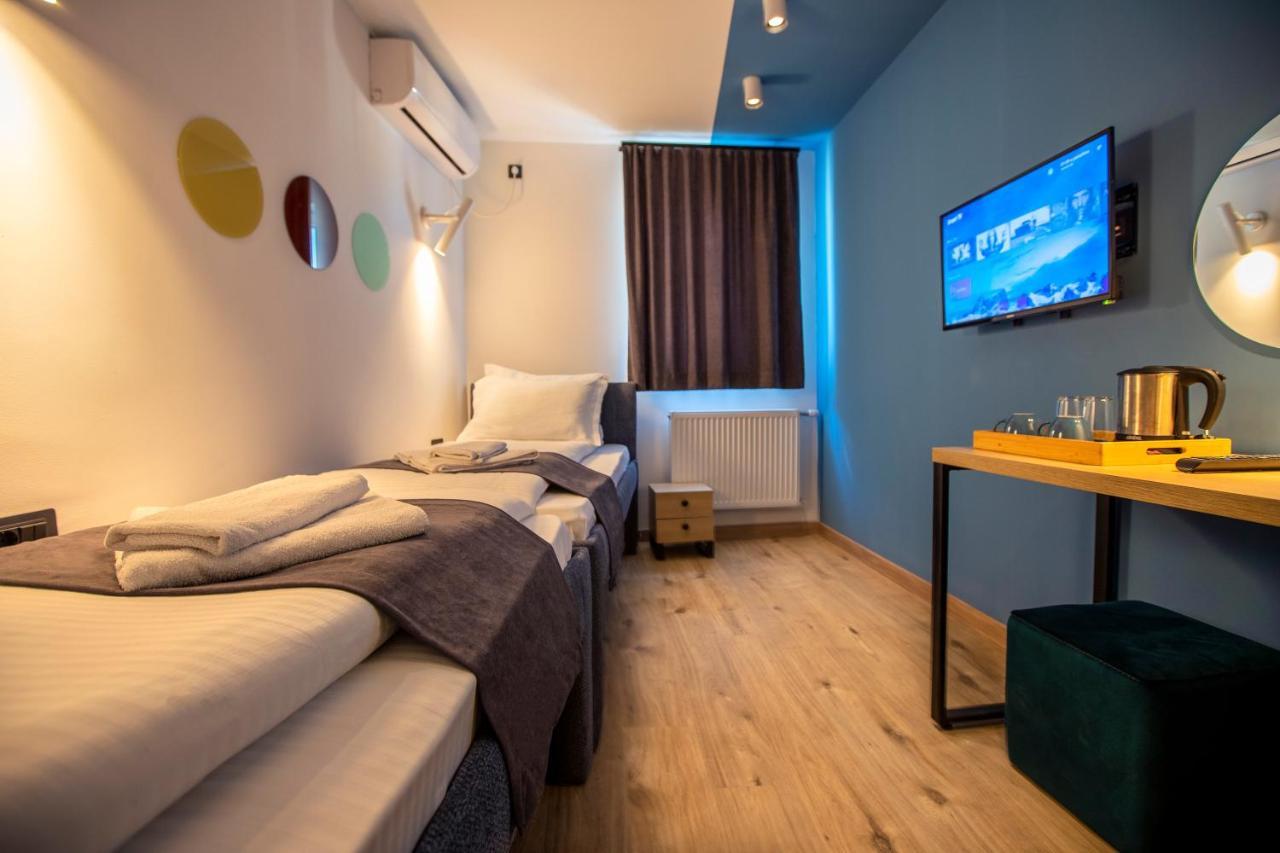 Hotel 4 Llulla Prisztina Zewnętrze zdjęcie