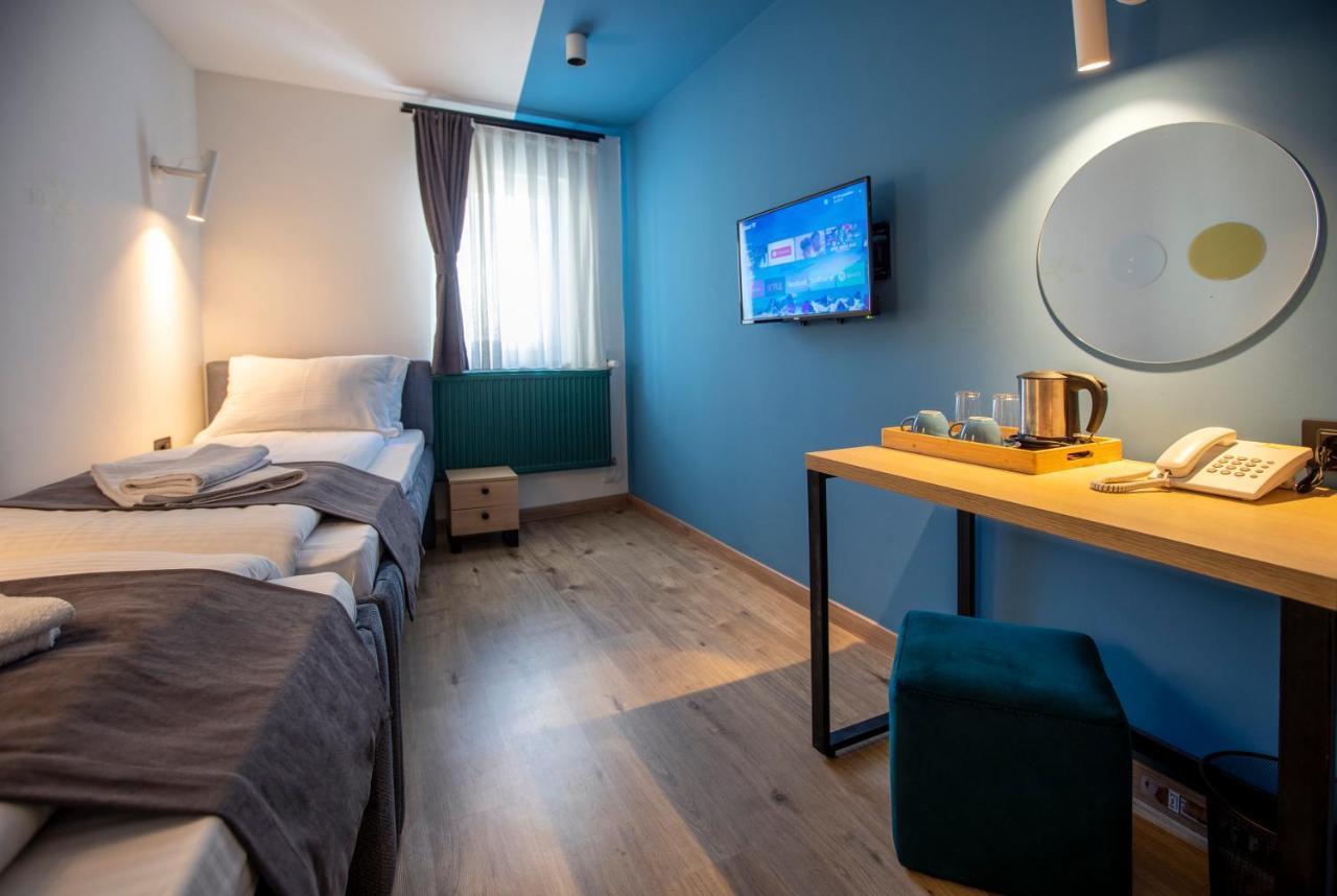 Hotel 4 Llulla Prisztina Zewnętrze zdjęcie