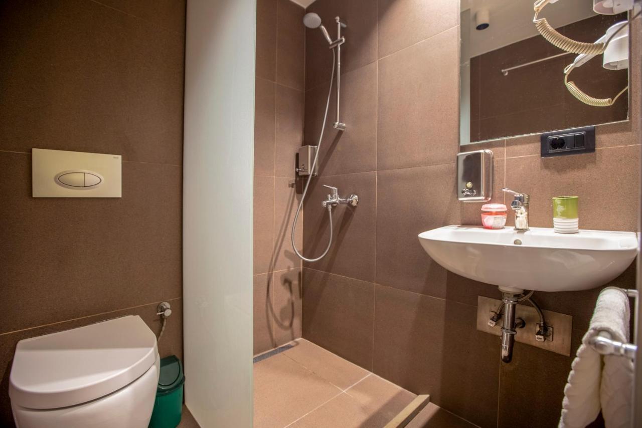 Hotel 4 Llulla Prisztina Zewnętrze zdjęcie