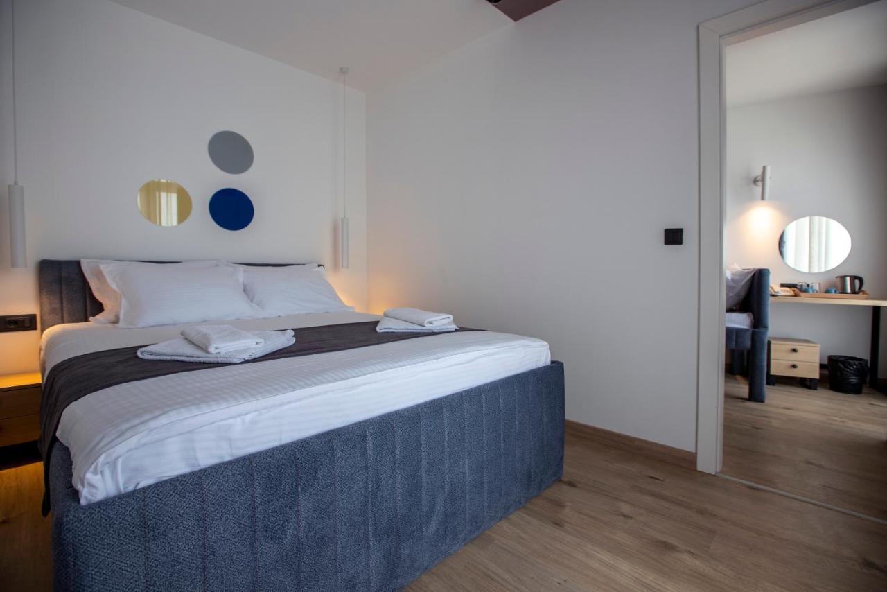 Hotel 4 Llulla Prisztina Zewnętrze zdjęcie