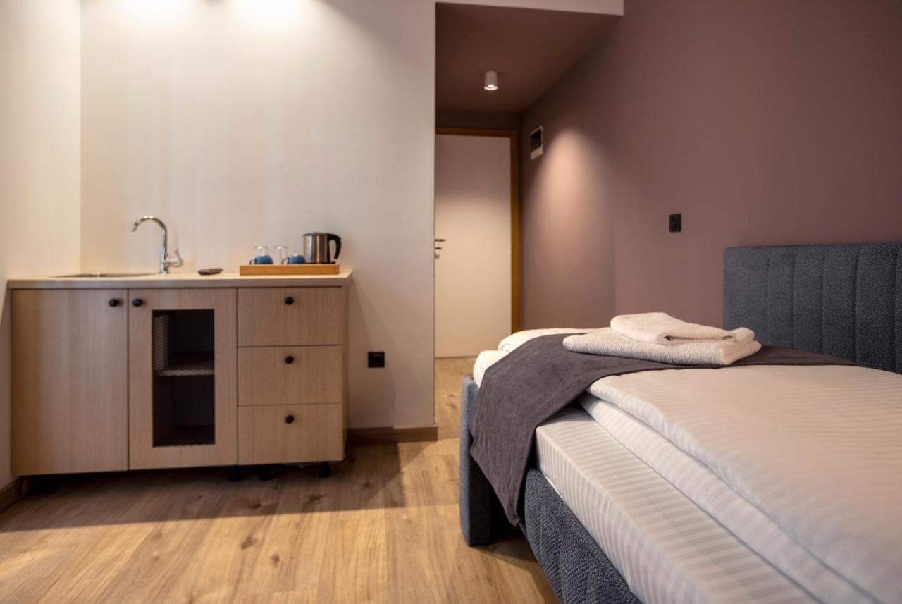 Hotel 4 Llulla Prisztina Zewnętrze zdjęcie