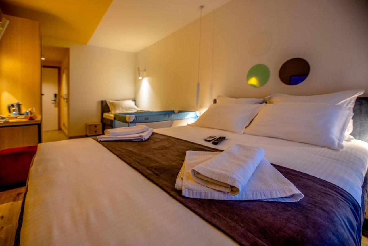 Hotel 4 Llulla Prisztina Zewnętrze zdjęcie