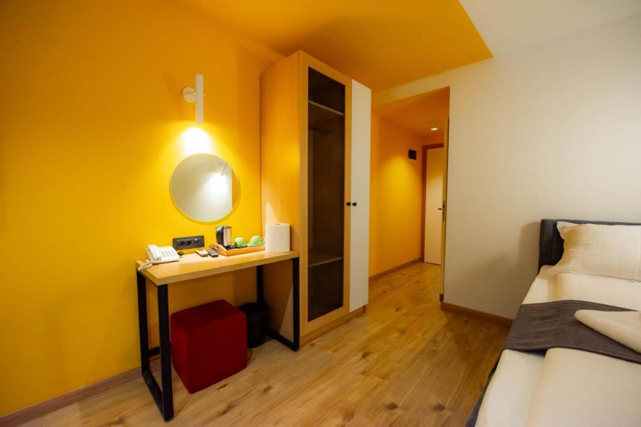 Hotel 4 Llulla Prisztina Zewnętrze zdjęcie